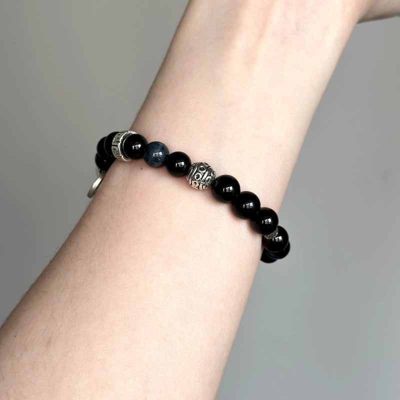 Energy crystal bracelet with Blue Tiger’s Eye and Black Agate – supports insight, grounding, and energetic shielding.