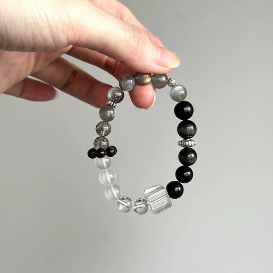 Crystal healing bracelet with Grey Moonstone and Clear Quartz – promotes emotional balance, grounding, and spiritual focus.