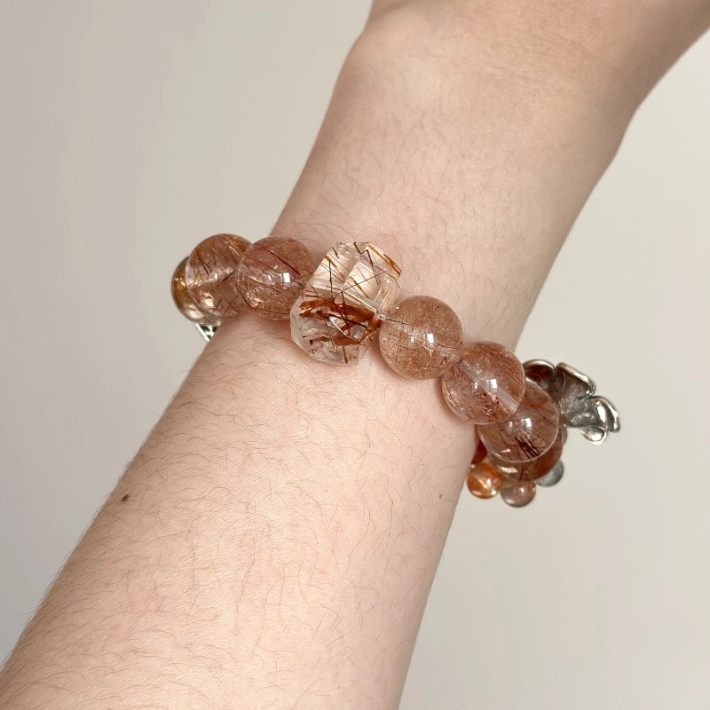 Energy bracelet featuring Copper Rutilated Quartz and Arusha – ideal for clarity, empowerment, and chakra balance.