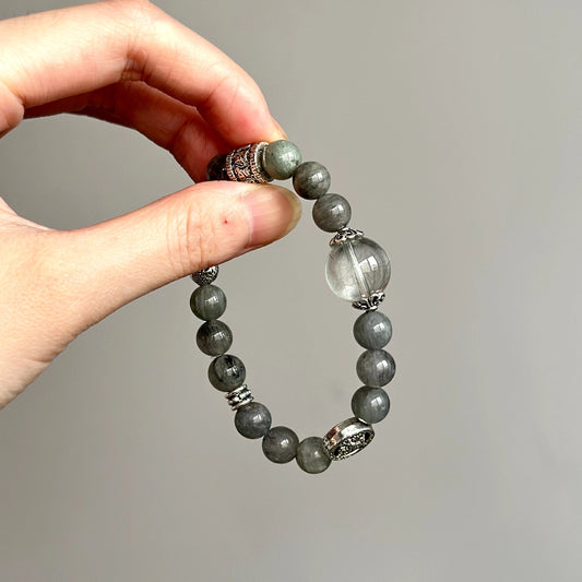 Crystal healing bracelet with Green Rabbit Hair and Phantom Quartz – promotes calm, intuition, and deep energy cleansing.