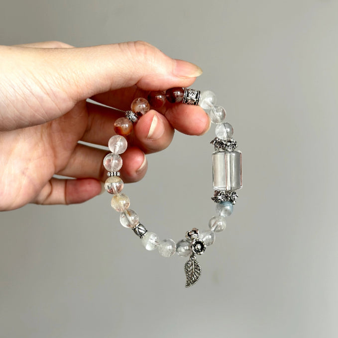 Crystal healing bracelet with Rabbit Hair Quartz and Clear Quartz – promotes calmness, inner peace, and energy cleansing.