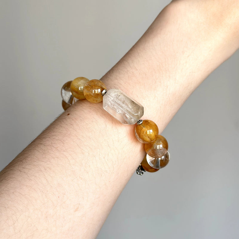 Energy crystal bracelet with Color Rabbit Hair and White Phantom, ideal for positive energy and emotional strength.