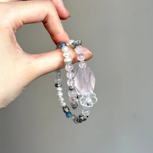 Beaded bracelet made with Aquamarine, Rose Quartz, Clear Quartz, and Freshwater Pearl – ideal for peace and gentle healing.