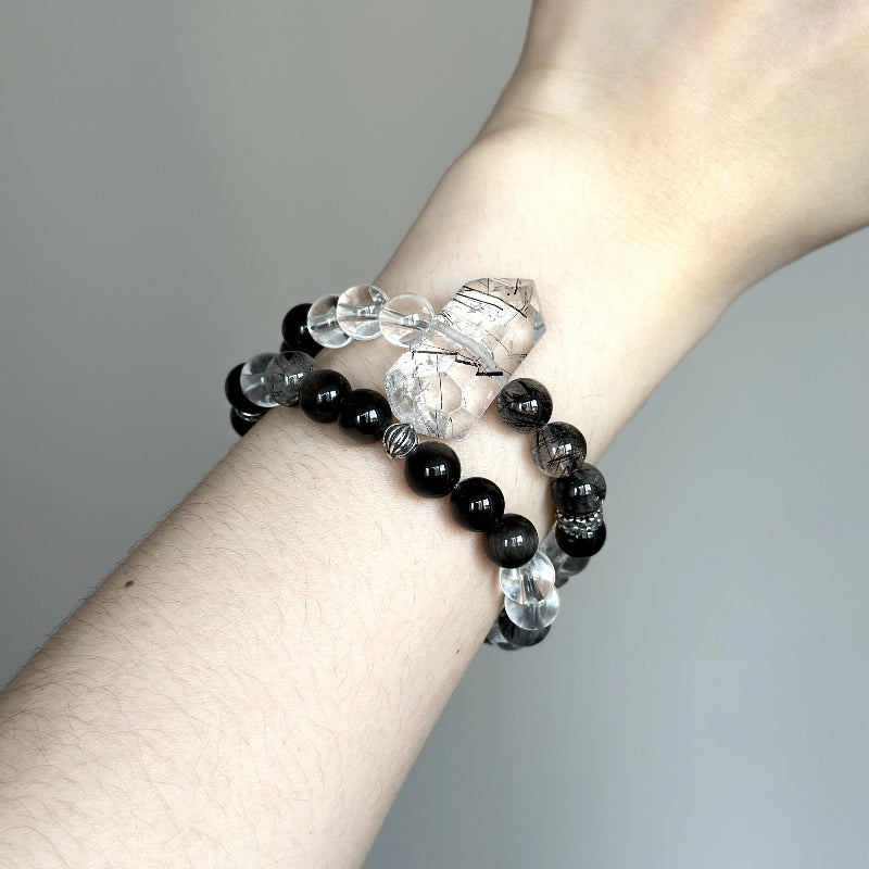 Energy crystal bracelet made with Obsidian and Clear Quartz – promotes balance, protection, and spiritual cleansing.