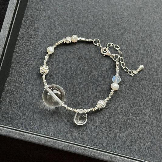 Healing crystal bracelet featuring Clear Quartz, Freshwater Pearl, and Blue Moonstone – supports clarity, intuition, and emotional balance.